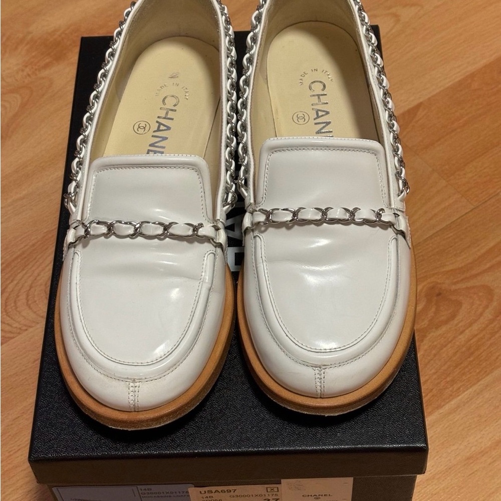 CHANEL White Flats with Silver Chain Accent